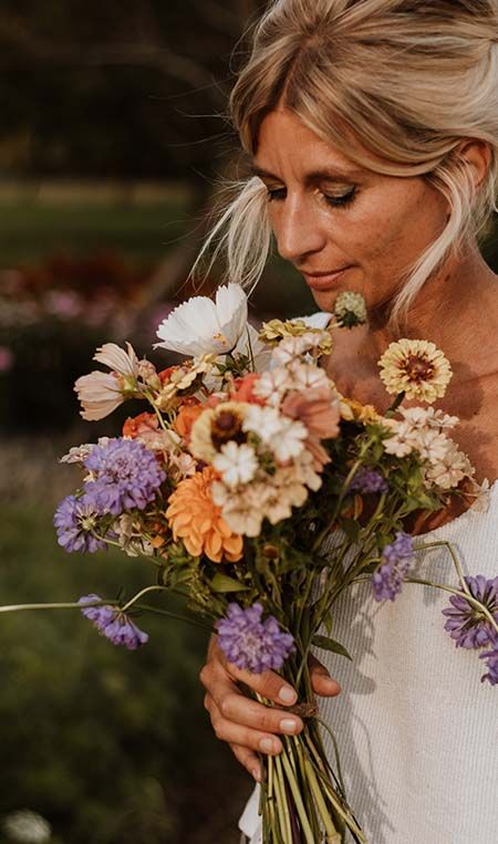 Bloemist en florist Melissa geniet van de oogst op bloemenveld van Apis bloemen in Geraardsbergen